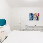 Modern 2Br Apt In The City Center